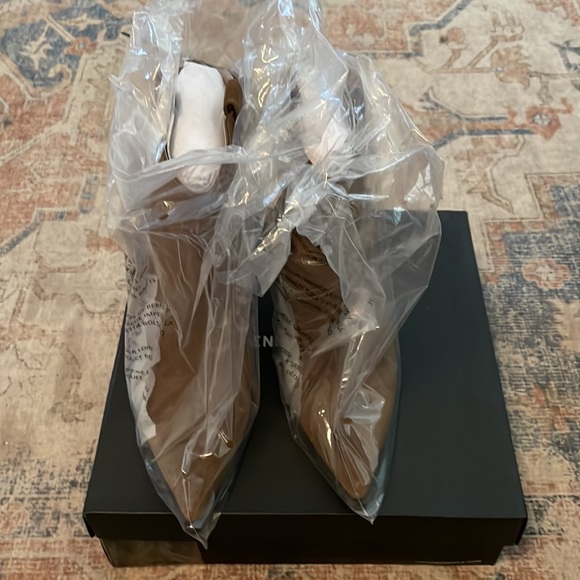 New-Kenneth Cole Women's Kara Loafer, size 9 - Picture 4 of 15